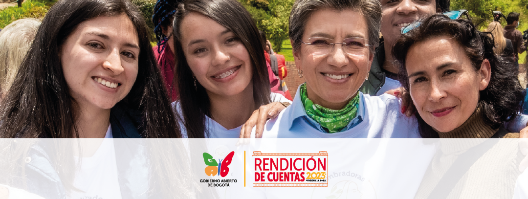 En la imagen la Alcaldesa Claudia López con un grupo de mujeres sonriendo, letras en la parte inferior que dicen: Rendición de Cuentas 2022