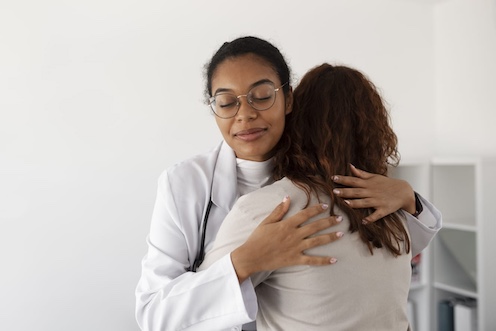 mujer_consolando_otra_mujer_destacada